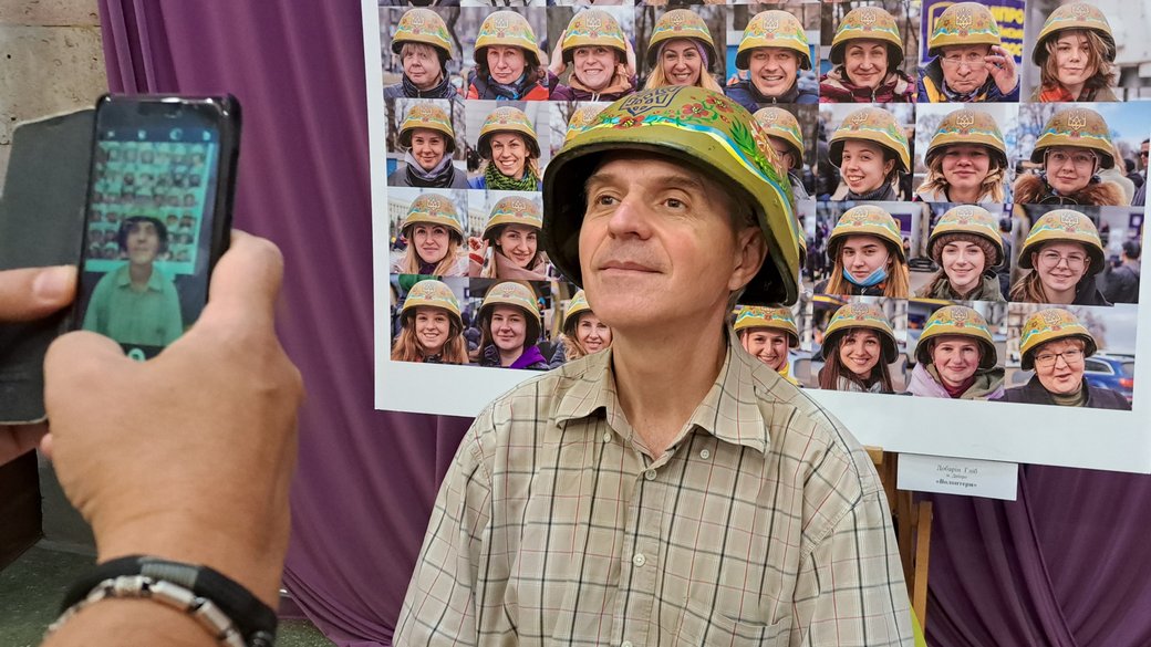 "Кожен кадр промовисто розповідає про подію, про емоцію". У Дніпрі відкрили фотовиставку "Живи, Україно!"