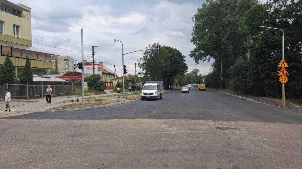 Вулиця Шевченка у Львові знову відкрита для транспорту після завершення асфальтування