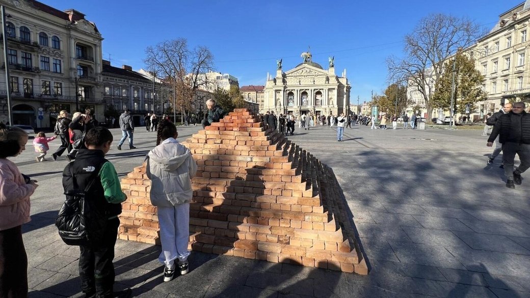У Львові біля Опери з’явилась цегляна піраміда “Говерла”: у чому прихований сенс інсталяції