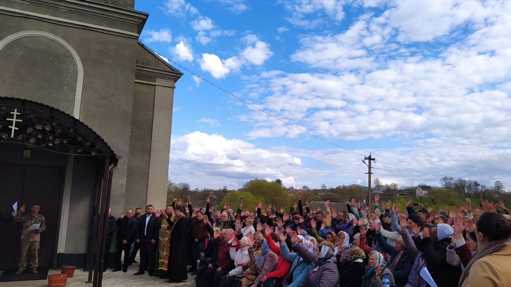 На фото мешканці села Лісові Гринівці голосують за перехід храму Святої мучениці Параскеви УПЦ (МП) до ПЦУ. 22.04.2023 рік.