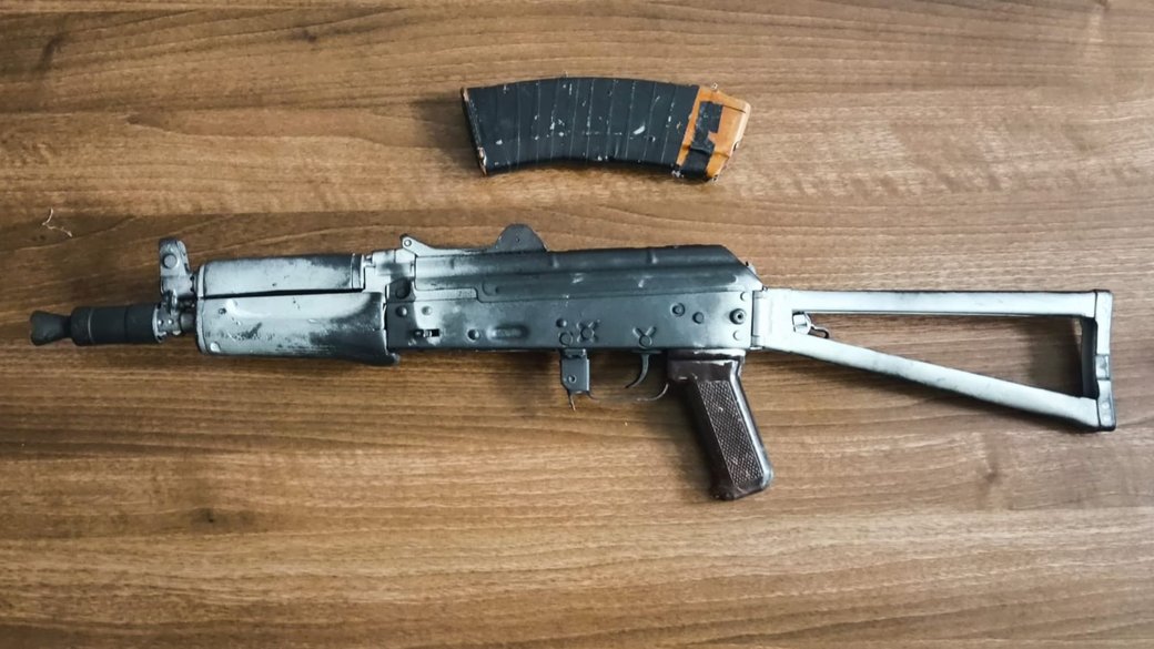 Львів’янин продав бойовий автомат біля торгового центру «Шувар» за понад 40 тисяч гривень — йому загрожує сім років в’язниці