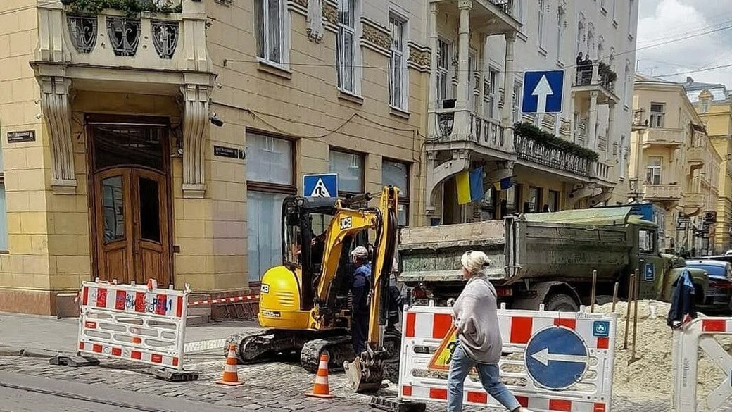 Аварія на водопроводі у Львові: частину вулиці Костюшка перекрито, десятки будинків залишились без води