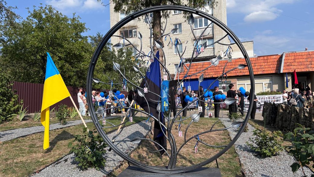 У Моршині відкрили “Дерево надії” — пам’ятний знак на честь воїнів, зниклих безвісти