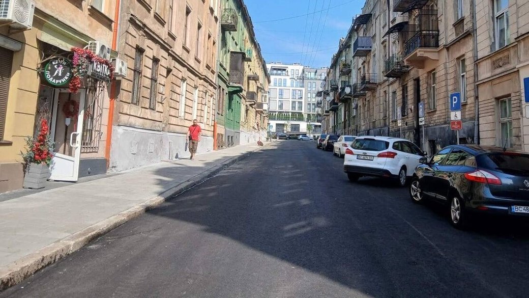 Вулиця Сембратовичів у Львові отримала нове асфальтове покриття, відремонтовану дренажну систему та тротуар