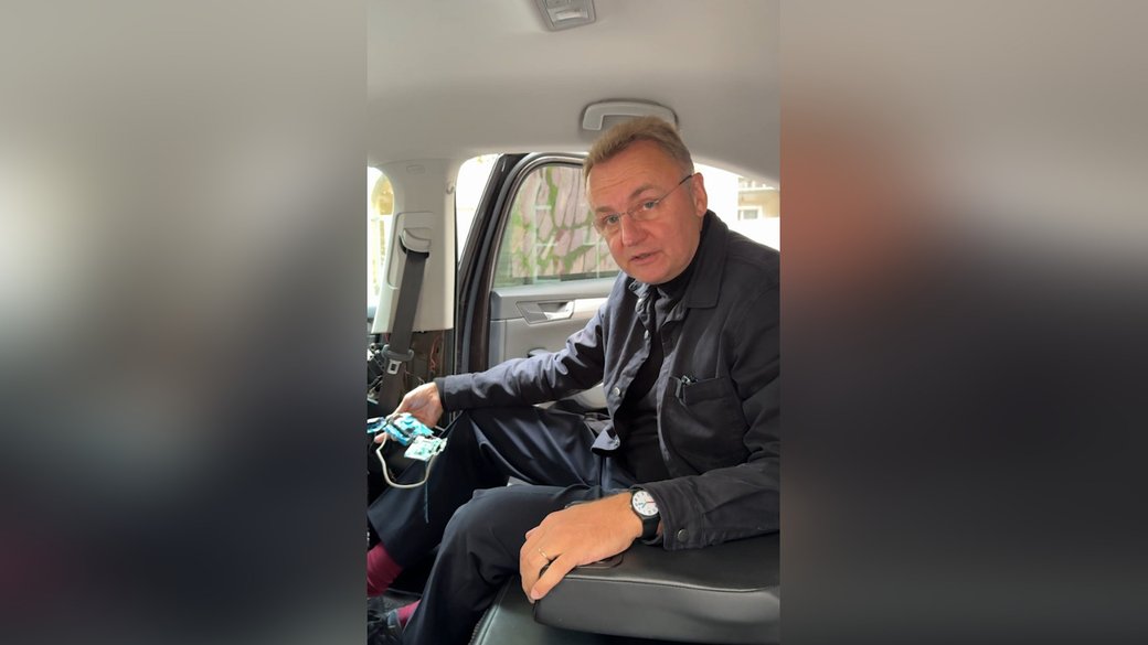 Друга “прослушка” за два дні: у авто Садового знайшли підозрілий пристрій з SIM-карткою