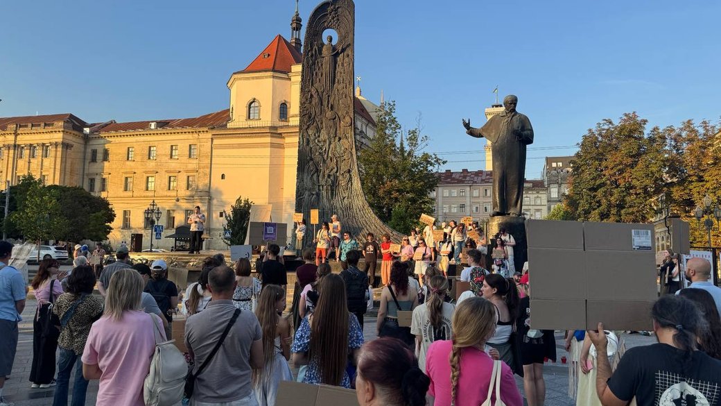 Сімнадцятий мітинг у Львові: містяни вимагають повернення Федорова на посаду міністра оборони та відкритого діалогу з президентом