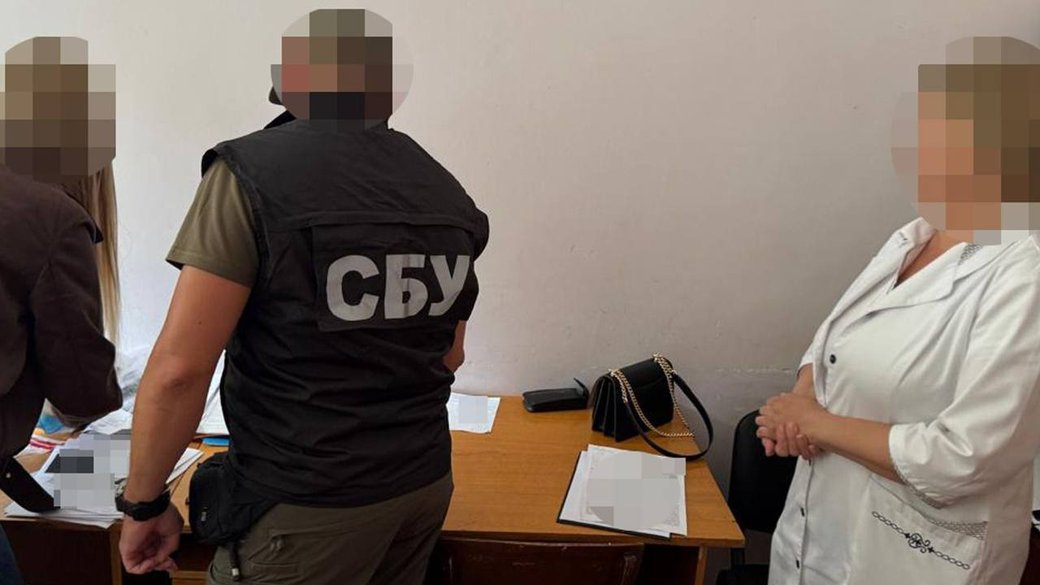 Хабар за групу інвалідності: на Львівщині затримали медсестру, яка обіцяла “домовитися” з лікарською комісією