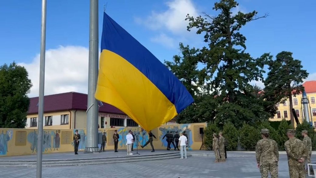 У Львові над Академією сухопутних військ підійняли синьо-жовтий стяг: церемонію провели ліцеїсти-нащадки захисників України