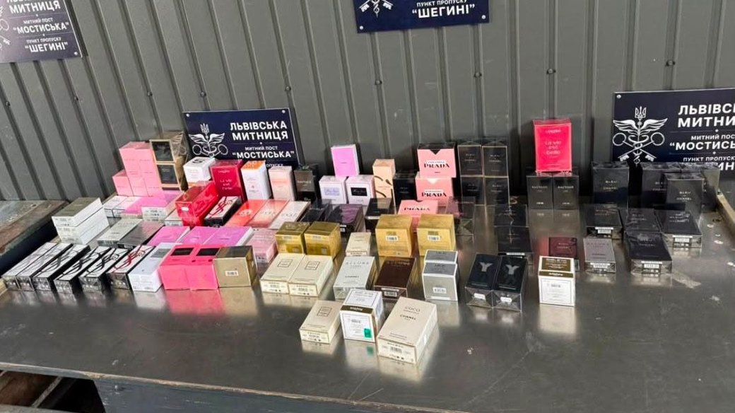 Митники Львівщини виявили контрабанду парфумів та косметики на понад 2 мільйони гривень у двох прикордонних пунктах