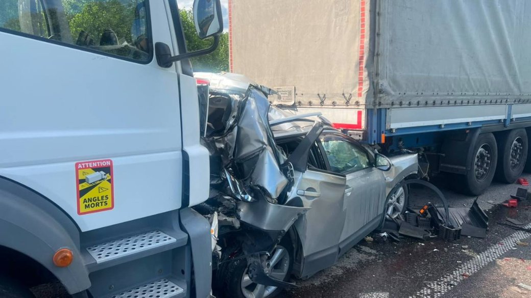 Потрійна ДТП на трасі Київ — Чоп: водій затиснутий у Nissan Qashqai, рух частково заблоковано