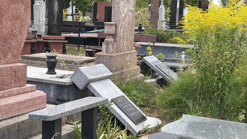 Вандалізм на Львівщині: на цвинтарі в Добрячині повалено понад 25 пам’ятників після двох підозрілих пожеж