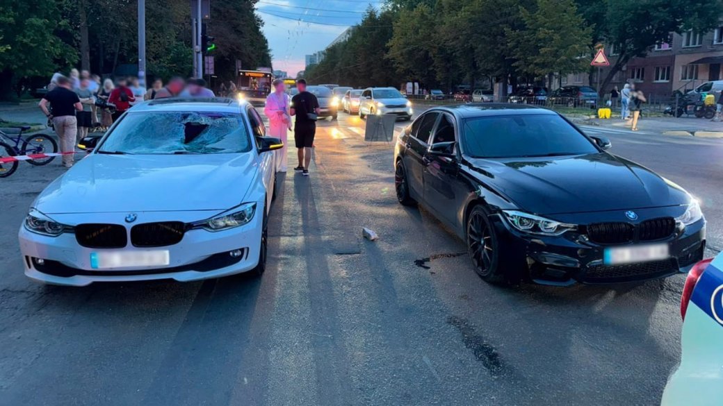 Львів: на пішохідному переході два автомобілі збили батька з донькою, постраждалі у реанімації