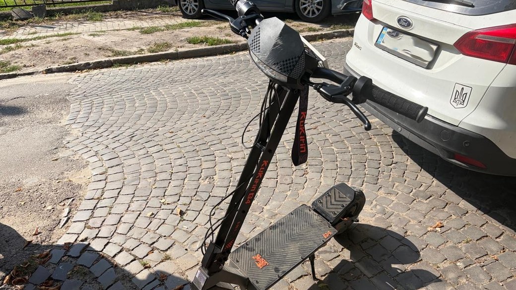 Аварія на електросамокаті у Жовкві: 13-річна дівчина потрапила до лікарні після перекидання транспортного засобу