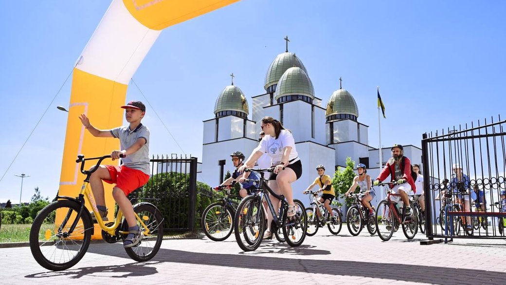 Велопроща у Львові: 120 велосипедистів вшанували 25-річчя візиту Івана Павла ІІ до України