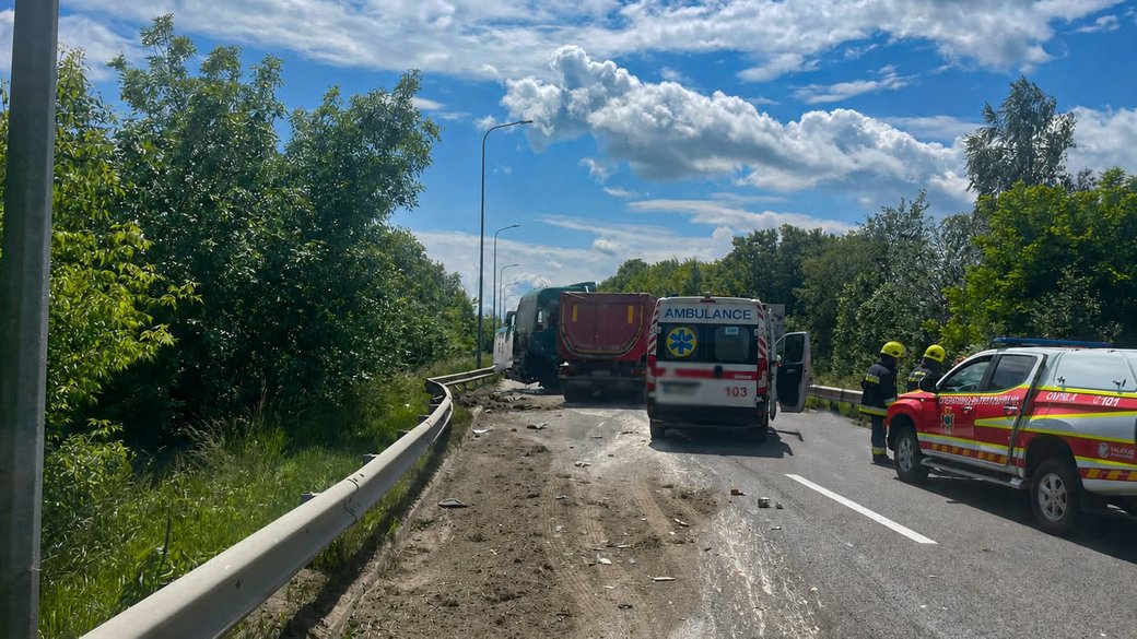 Смертельно небезпечна аварія на Львівщині: рятувальники витягли водія з понівеченого мікроавтобуса