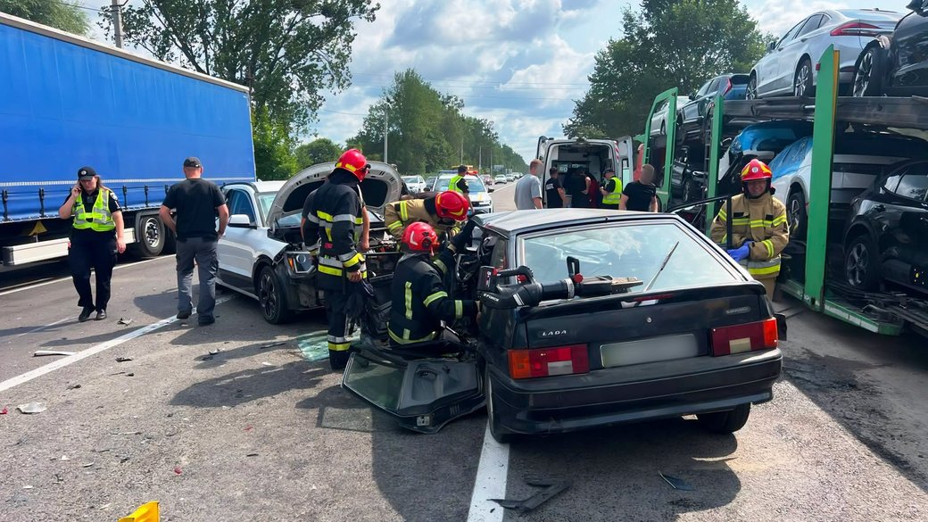 Потрійна аварія на Львівщині: рятувальники звільнили затиснутих у салоні людей