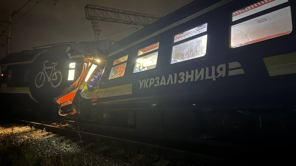 Зіткнення потяга з електровозом у Львові: постраждали восьмеро пасажирів і членів екіпажу