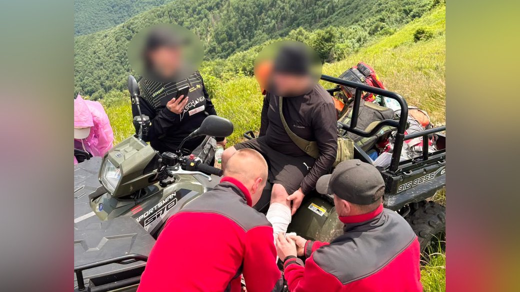 Травмований турист на горі Парашка: рятувальники дістались до потерпілого на квадроциклі та евакуювали його з гір