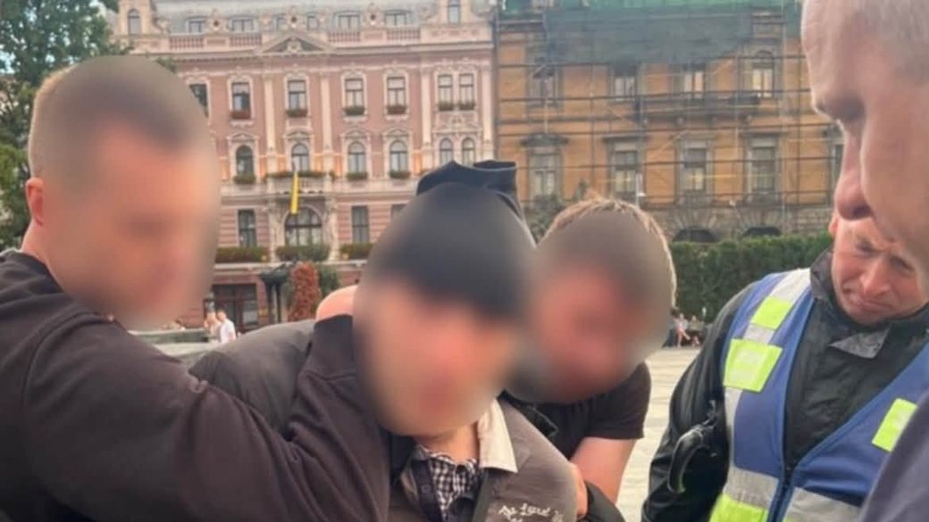 Чоловіка зі зброєю, затриманого учасниками акції у Львові, направили на психіатричне лікування