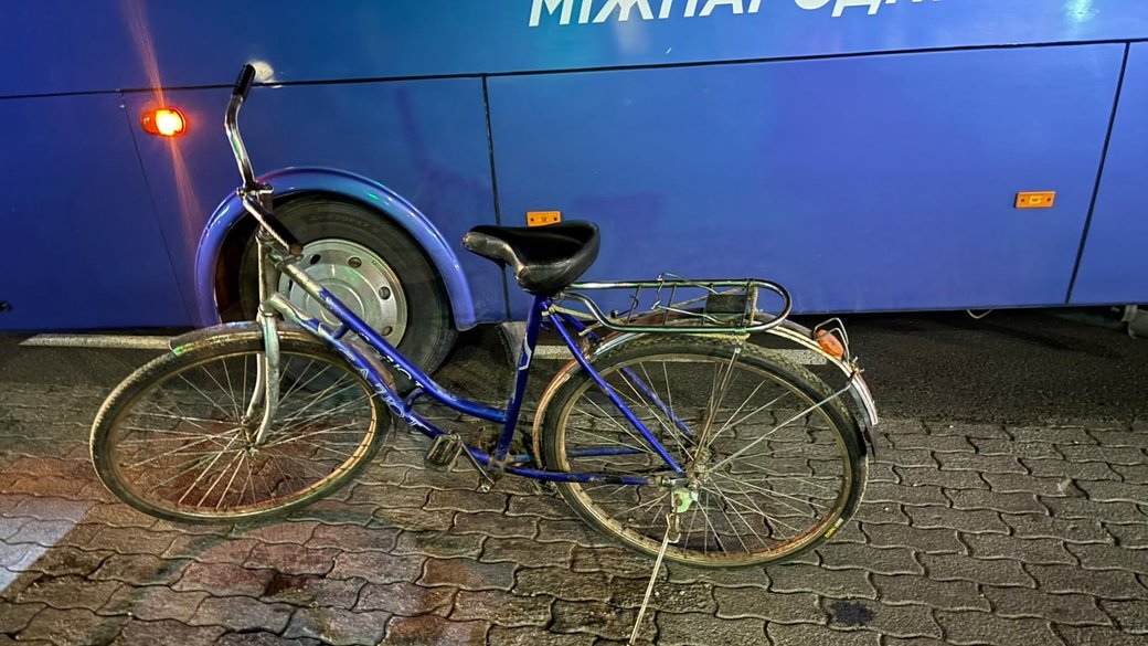 На Яворівщині автобус наїхав на велосипедиста: чоловік похилого віку загинув у лікарні
