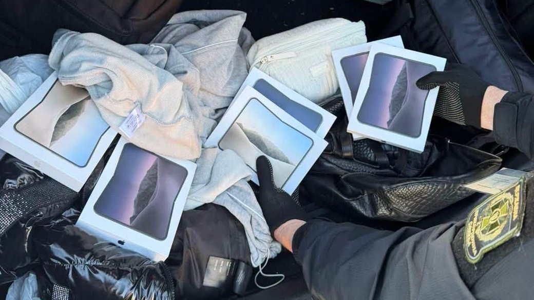 На Львівщині митники та прикордонники вилучили контрабандну техніку Apple на понад 1,2 млн гривень