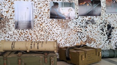 «Це горе проходить через тебе». У Дніпрі відкрили виставку світлин Сергія Дівєєва «Миті війни»