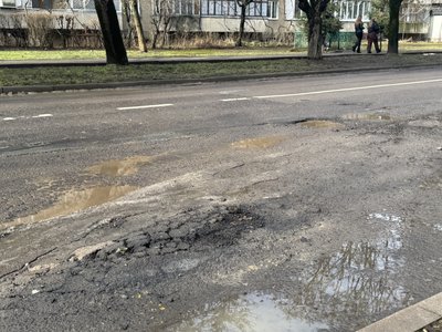 «Є проблема»: що кажуть водії про стан доріг в Ужгороді після танення снігу «Є проблема»: що кажуть водії про стан доріг в Ужгороді після танення снігу