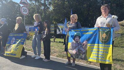 «Ми будемо чекати»: у громаді на Вінниччині провели акцію на підтримку родин військових «Ми будемо чекати»: у громаді на Вінниччині провели акцію на підтримку родин військових