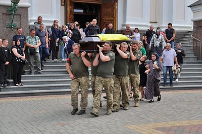 У Луцьку провели в останню дорогу 51-річного полеглого військового Віктора Степанюка У Луцьку провели в останню дорогу 51-річного полеглого військового Віктора Степанюка