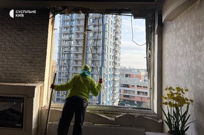 Іноземці допомагають прибирати: як виглядає ЖК "Централ Парк" після атаки на Київ Іноземці допомагають прибирати: як виглядає ЖК "Централ Парк" після атаки на Київ