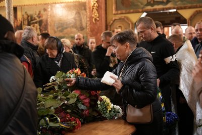 "Двоє діток залишилися без тата". У Сумах попрощалися з воїном Антоном Пантюшенком "Двоє діток залишилися без тата". У Сумах попрощалися з воїном Антоном Пантюшенком