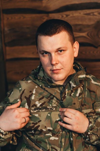 "Він зробив усі подарунки наперед". Дружина розповіла про загиблого бійця Віталія Дмитренка "Він зробив усі подарунки наперед". Дружина розповіла про загиблого бійця Віталія Дмитренка