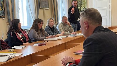 Тато школяра Юрій Цихівський виступає на засіданні комісії Тато школяра Юрій Цихівський виступає на засіданні комісії