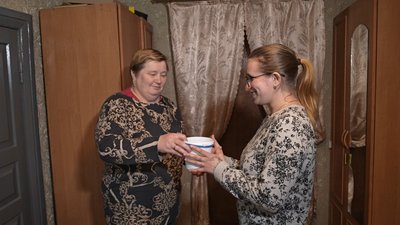 18 папуг у сільській хаті тримає 21-річна медсестра Марія Матвійчук на Волині 18 папуг у сільській хаті тримає 21-річна медсестра Марія Матвійчук на Волині
