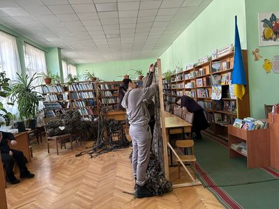 "Щаслива, якщо зроблю добро": волонтерки з Черкащини плетуть маскувальні сітки у бібліотеці "Щаслива, якщо зроблю добро": волонтерки з Черкащини плетуть маскувальні сітки у бібліотеці