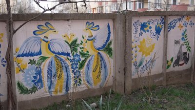 розмальований паркан, петриківський розпис, малюнки на стіні, малюнки на бетоні розмальований паркан, петриківський розпис, малюнки на стіні, малюнки на бетоні