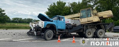 На Львівщині зіткнулись бус та автокран: обох водіїв госпіталізували На Львівщині зіткнулись бус та автокран: обох водіїв госпіталізували