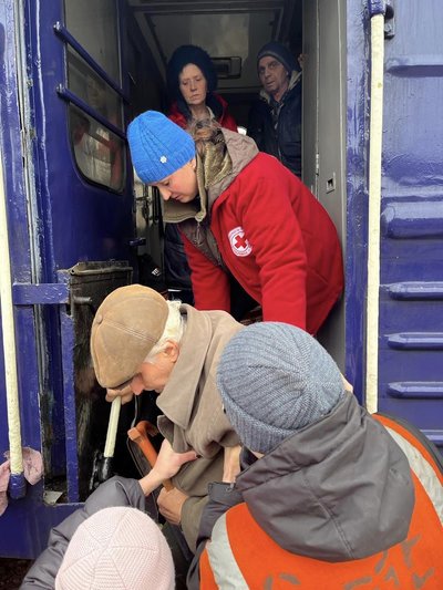 Понад 30 літніх та маломобільних жителів Херсонщини евакуювали на Житомирщину Понад 30 літніх та маломобільних жителів Херсонщини евакуювали на Житомирщину
