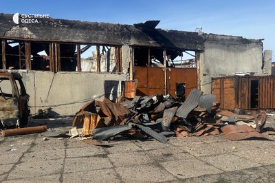 Згорілі автомобілі та зруйнований автомагазин: наслідки нічної атаки РФ на Одещину Згорілі автомобілі та зруйнований автомагазин: наслідки нічної атаки РФ на Одещину