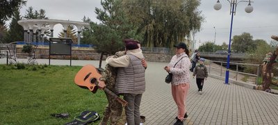 Співає просто неба: на Вінниччині оборонець збирає донати для брата, який боронить Україну Співає просто неба: на Вінниччині оборонець збирає донати для брата, який боронить Україну