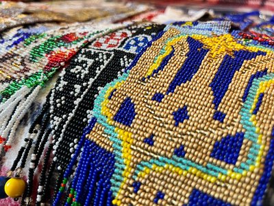 Плете гердани під обстрілами: історія херсонської майстрині Плете гердани під обстрілами: історія херсонської майстрині