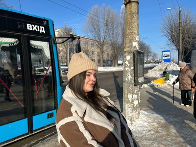 Сніг і крига на зупинках: як прибирають дороги та тротуари в Житомирі