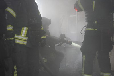Рятувальники працюють на місці займання після атаки РФ дитячого садка в Холодногірському районі Харкова Рятувальники працюють на місці займання після атаки РФ дитячого садка в Холодногірському районі Харкова