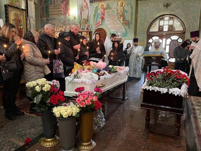 У Кривому Розі прощаються із семирічною Аріною Самодіною та її дідусем Сергієм, які загинули 4 квітня У Кривому Розі прощаються із семирічною Аріною Самодіною та її дідусем Сергієм, які загинули 4 квітня