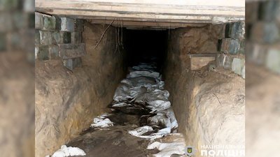 Поліція затримала двох підозрюваних у підриві банку у Чернігові Поліція затримала двох підозрюваних у підриві банку у Чернігові