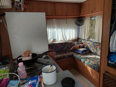 Будинок на колесах іспанця всередині Будинок на колесах іспанця всередині