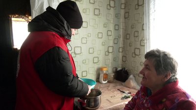 Самотніми людьми у прикордонних віддалених селах Рівненщини опікуються соцробітники Червоного Хреста Самотніми людьми у прикордонних віддалених селах Рівненщини опікуються соцробітники Червоного Хреста