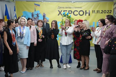 Надіслали 300 виробів з різних куточків країни. До Дня вишиванки представили виставку "Вишивана Херсонщина" Надіслали 300 виробів з різних куточків країни. До Дня вишиванки представили виставку "Вишивана Херсонщина"