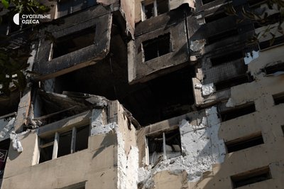 "Ми точно знали, що він летить у нас": історії мешканців зруйнованого будинку в Одесі. "Ми точно знали, що він летить у нас": історії мешканців зруйнованого будинку в Одесі.