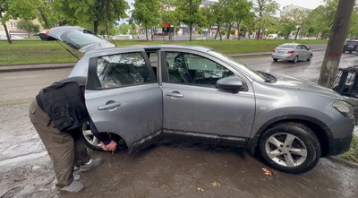 Затоплені автівки та забиті стоки: як у Миколаєві ліквідовують наслідки після сильної зливи Затоплені автівки та забиті стоки: як у Миколаєві ліквідовують наслідки після сильної зливи